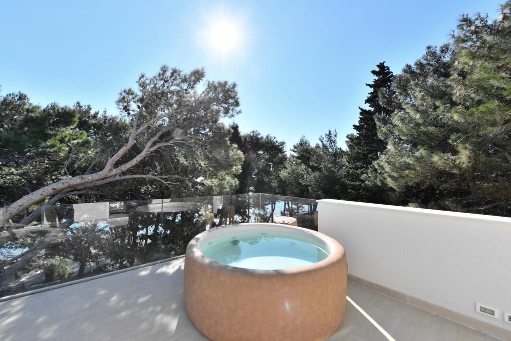 Chiponsky One - 5 Star Beachfront Property Bol Exterior foto